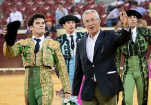 JOSÉ GARRIDO E GANADERO JOAQUIM GRAVE  DANDO VOLTO NO QUINTO DA NOITE